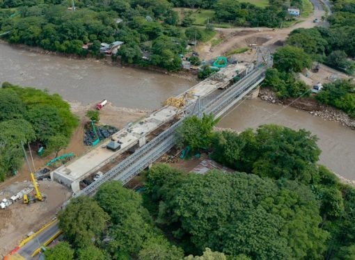 Puente sobre el río Charte a punto de culminarse