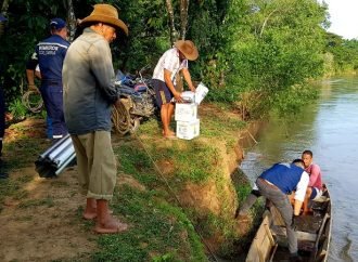 En curiara llevaron ayuda humanitaria a humilde familia