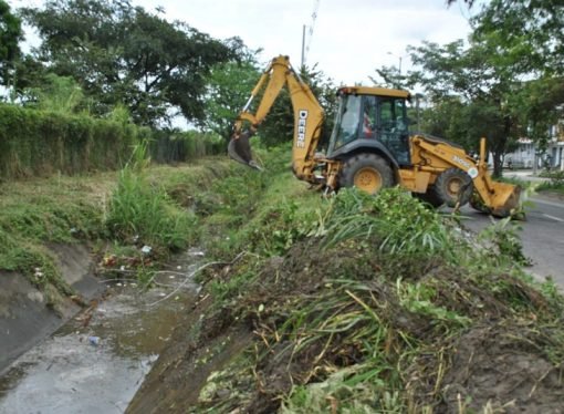 Limpieza en canal de alcantarillado pluvial