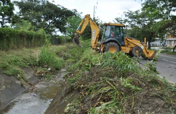 Limpieza en canal de alcantarillado pluvial