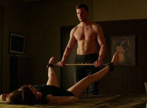 TIRA LOS PREJUICIOS JUNTO A LA CAMA.