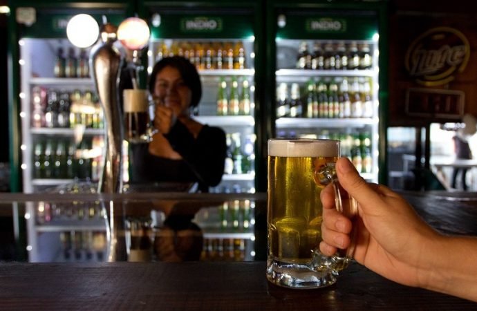 Prolongan plan piloto para expendio de bebidas alcohólicas a la mesa