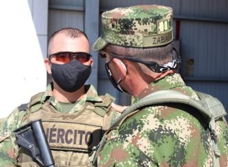 El casco blindado le salvó la vida.