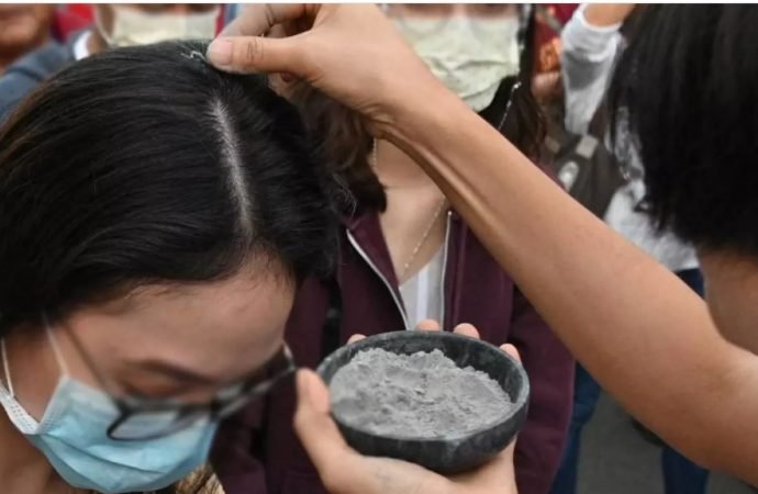 La señal de la cruz en el miércoles de ceniza ya no será puesta en la frente