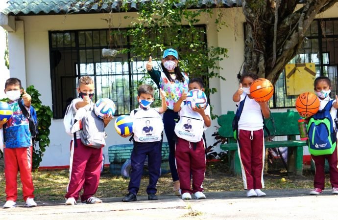 Niños de Quebrada seca recibieron kits escolares