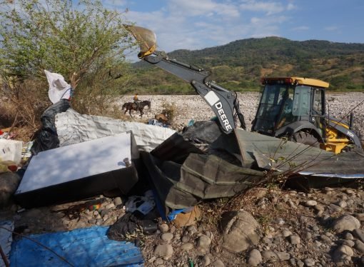 Autoridades demuelen viviendas ubicadas en la ribera del rio Cravo Sur