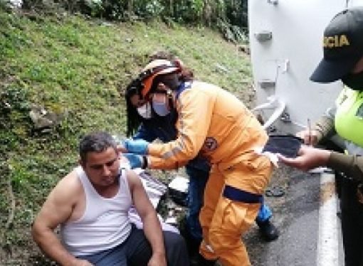 volcamiento de una buseta de servicio público en la vía a Bogotá deja 5 heridos