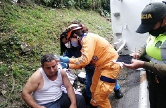 volcamiento de una buseta de servicio público en la vía a Bogotá deja 5 heridos