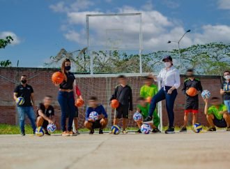 Jóvenes del Centro de Atención Integral Kairos recibieron elementos deportivos