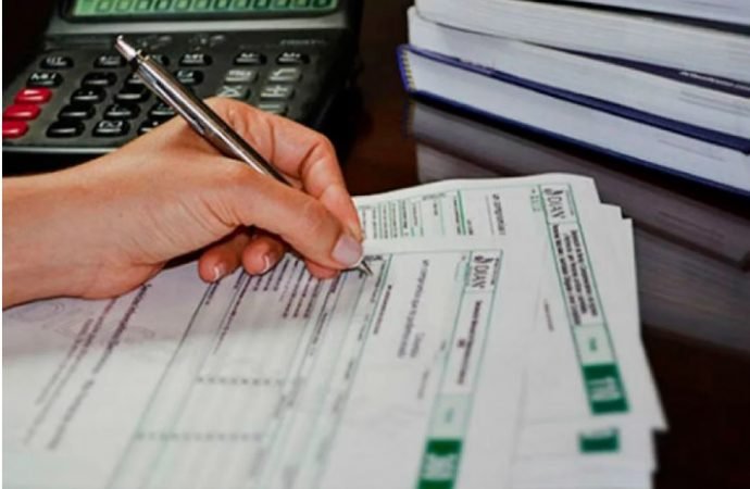 Reforma tributaria: quienes ganen desde $2 millones al mes comenzarían a declarar renta