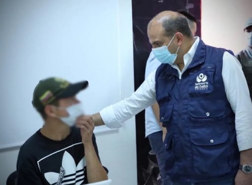 Joven que se voló de los Caparros,  lo pusieron de centinela con una mini uzi