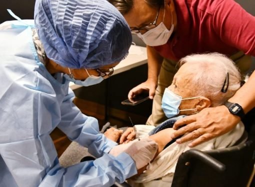 Inicia Pico y cédula para vacunación de mayores de 80 sin cita