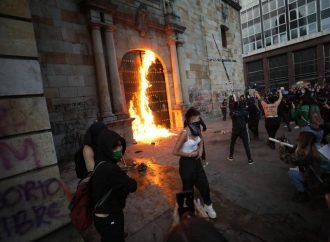 Mujeres que protagonizaron actos vandálicos en Bogotá tendrán que responder por dos delitos