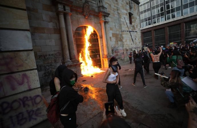 Mujeres que protagonizaron actos vandálicos en Bogotá tendrán que responder por dos delitos