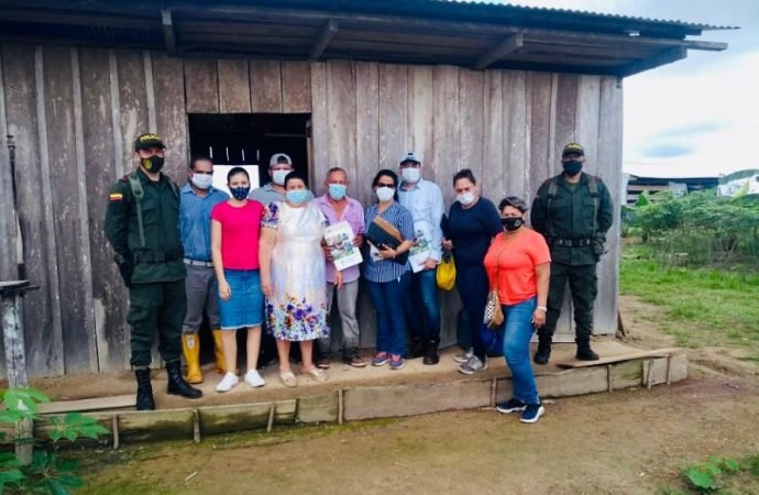 En Mapiripán se entregaron 58 hectáreas a familia desplazada por las FARC