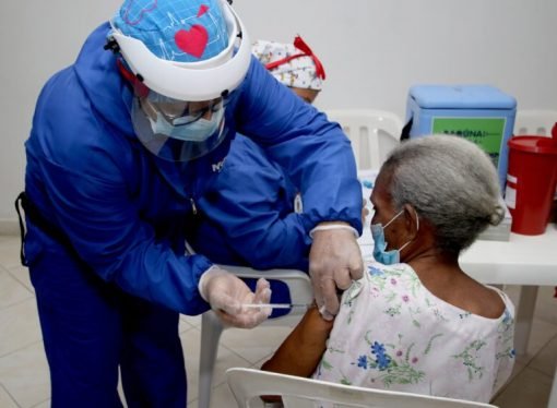 Se acabó en Villavicencio la vacuna para mayores de 80 años. Se triplicaron los contagios de coronavirus