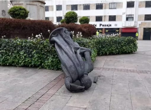 Indígenas Misak derribaron estatua de Gonzalo Jiménez de Quesada en Bogotá