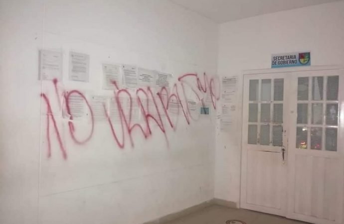 Edificios públicos en Aguazul fueron vandalizados  con grafitis