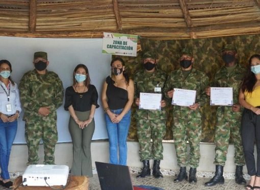 Soldados graduados en el uso de lengua de señas