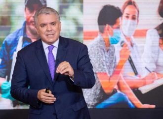 Duque firma decreto para financiar 25% de salarios a empleados jóvenes