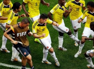 Pese a roja de Muñoz, Colombia mantiene 3-0 ante Perú