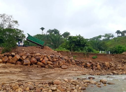 Socavación amenaza la movilidad de unos 10 mil nunchíanos