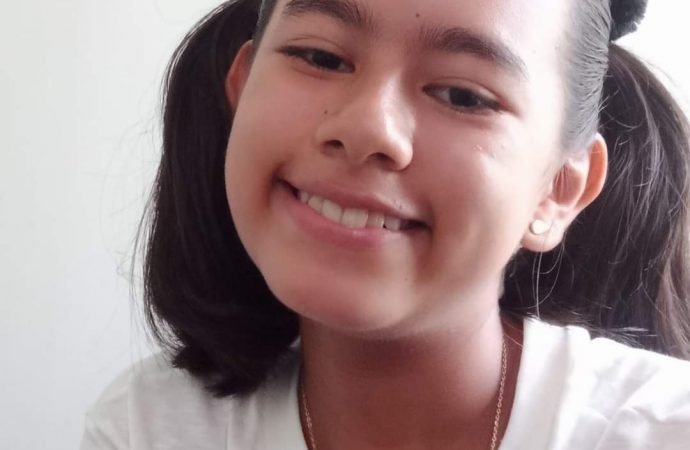 Niña se fue de la  casa porque le quitaron el celular. Sus padres la buscan