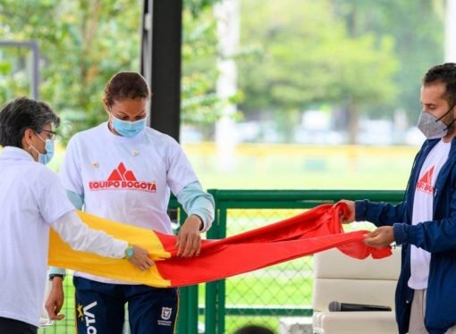 Alcaldesa entrega bandera a delegación Tokio 2020+1 y lanza marca Equipo Bogotá