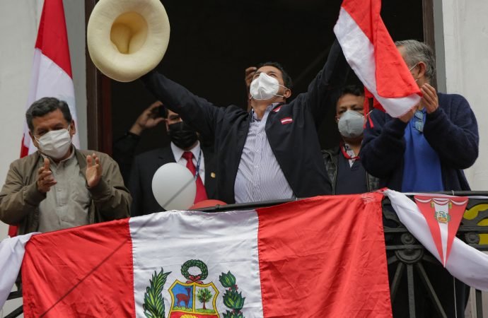 Proclaman a Pedro Castillo como presidente electo de Perú
