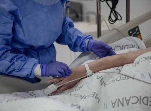 Este viernes se registran 586 fallecidos por covid y 28.005 contagios