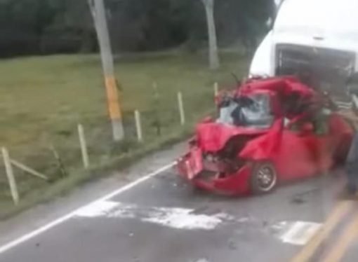 ¡Un milagro! Familia se salvo en aparatoso accidente en vía Aguazul