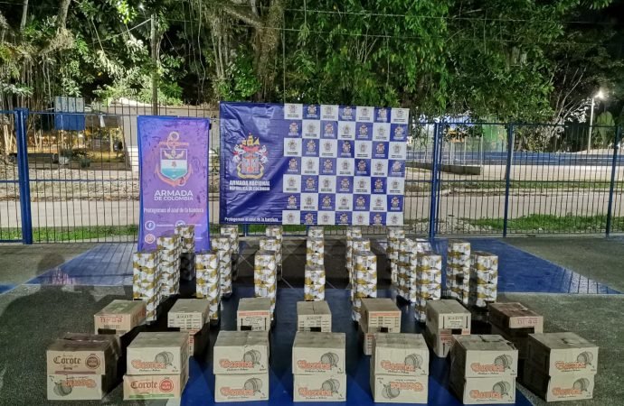 INCAUTADO LICOR Y COMBUSTIBLE QUE ERAN TRANSPORTADOS DE MANERA ILEGAL EN EL RIO AMAZONAS