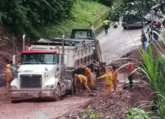 Invías mantiene maquinaria en sector de rompe ejes antigua vía a Bogotá
