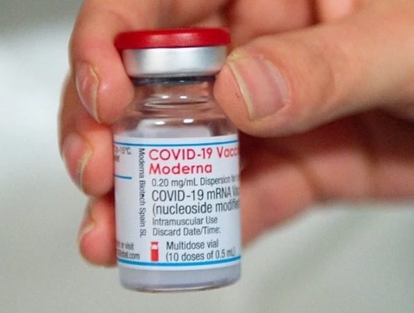 MinSalud distribuirá 332.640 dosis de vacuna de Moderna tras cuatro días en bodega