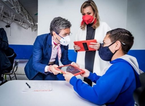 En un año Bogotá entregó 102 mil tabletas a estudiantes vulnerables
