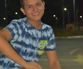 Tres jóvenes en una motocicleta por la vía alterna Monterrey –  Tauramena, chocaron violentamente contra un poste de la energía