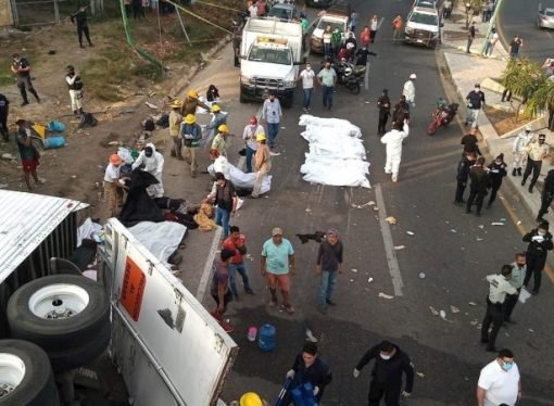 Mueren 55 migrantes al volcar un camión en sureste de México