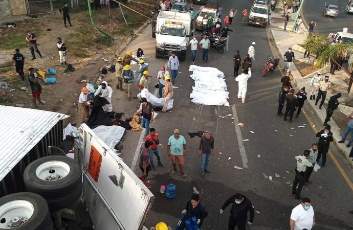 Mueren 55 migrantes al volcar un camión en sureste de México