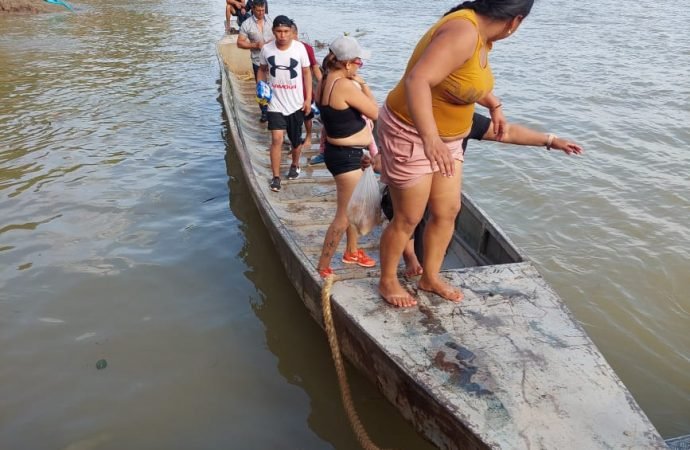 La Marina rescata 13 personas en el río Guaviare