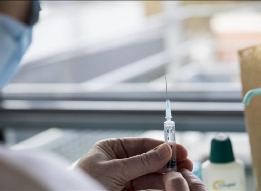 Moderna inició ensayos de vacuna de refuerzo contra ómicron