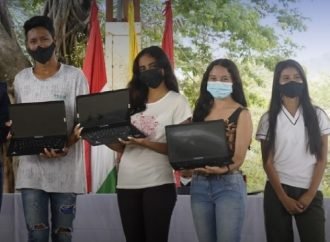 Alumnos recibieron computadores
