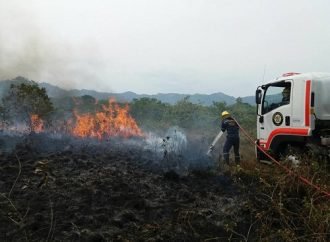 Bomberos de Yopal buscan detener incendio en el cerro El Venado.