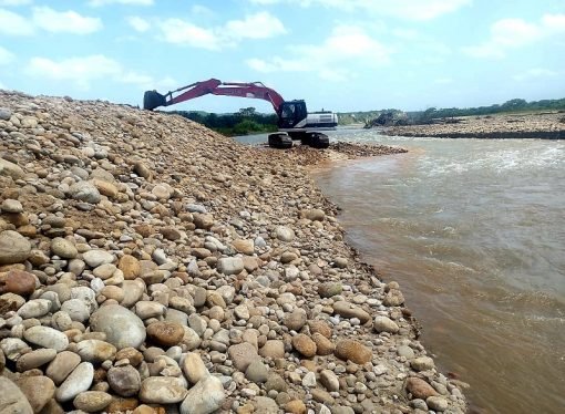 Rehabilitación y a jarillón de 400 metros sobre el río Túa