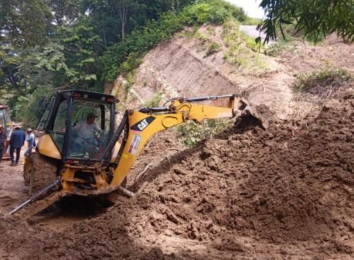 Autoridades intervienen deslizamiento en la vía Cuarto Unete