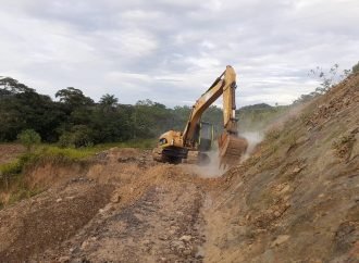 Trabajan para habilitar vía en Sabanalarga