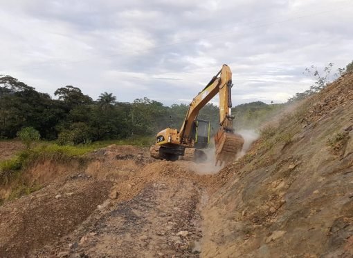 Trabajan para habilitar vía en Sabanalarga