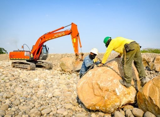 Con rocas de hasta 4 toneladas se consolida un dique de 600 metros en el río Cravo Sur