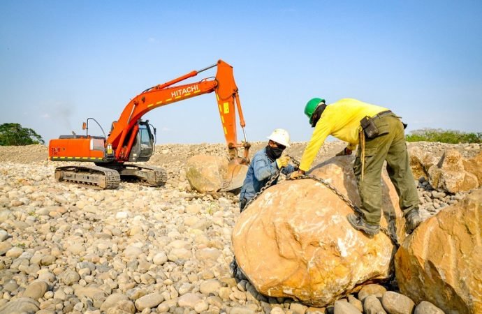 Con rocas de hasta 4 toneladas se consolida un dique de 600 metros en el río Cravo Sur