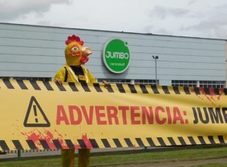 Activistas colocaron cinta de peligro para pedir no vender huevos de gallinas enjauladas