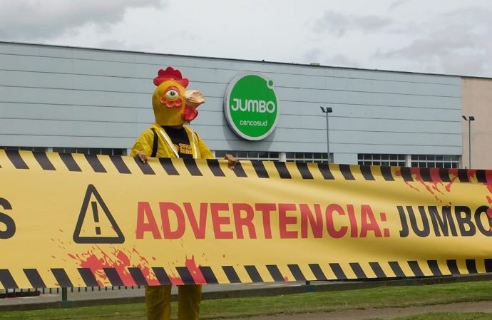 Activistas colocaron cinta de peligro para pedir no vender huevos de gallinas enjauladas